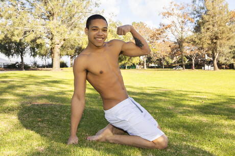 Superhengst Blake und Superhengst Aaron Jackson beim harten interracial Analsex im Freien