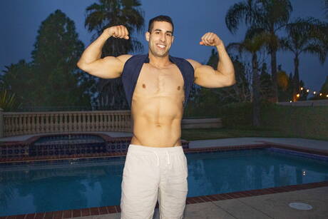 Seksowny ogier Randy i atrakcyjny chłopak Clyde uprawiają dobry seks przy basenie