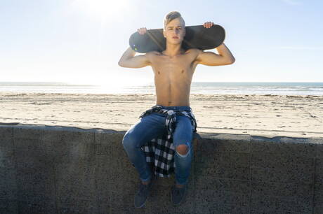 筋肉質なジェイスがビーチで裸でポーズをとる