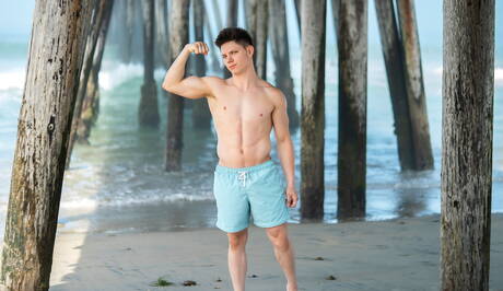 La muscolosa americana Riley Chaux e lo stallone Dave in un bollente sesso anale sulla spiaggia