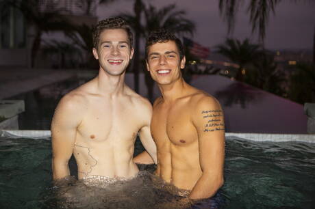 Der attraktive Rumäne Kaleb Stryker und der Muskelprotz Robbie haben heißen Sex am Pool