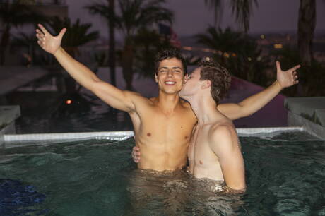 羅馬尼亞帥哥 Kaleb Stryker 和肌肉男 Robbie 在泳池邊激情做愛