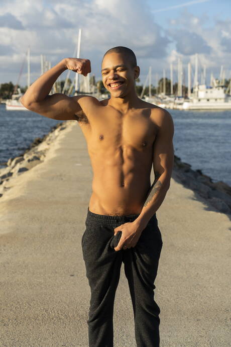 Czarny murzyn Aaron Jackson pokazuje piękne ciało na basenie