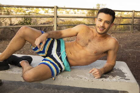 Deux mecs américains, le beau Manny et le musclé Atticus Hendricks, dans une scène homosexuelle torride en extérieur