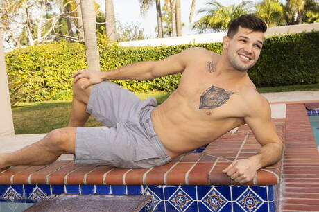 Dobrze zbudowany Amerykanin Brysen i przystojny Jace uprawiają miłość w basenie