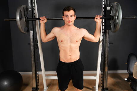 Der muskulöse Greyson zieht sich aus und zeigt seinen heißen Arsch