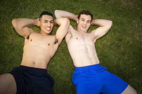 Der muskulöse Greyson und der attraktive Ernie bei heißer homosexueller Action im Freien