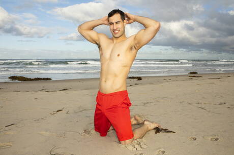 El semental Randy y el galán Mitch follan después de una mamada en la playa