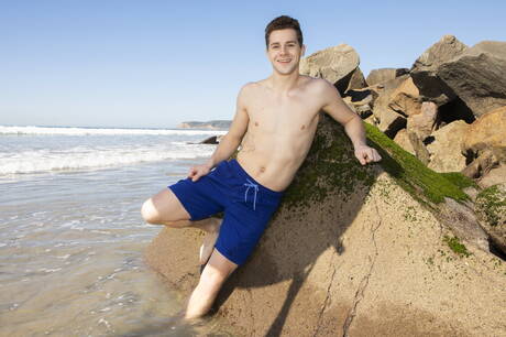 Beefcake Robbie et le husky américain Jax Hayes baisent après avoir sucé une bite sur la plage