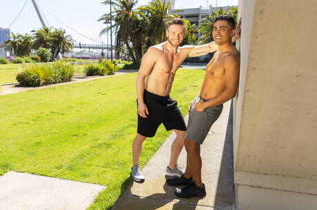 拉丁健壯的 Ricky Donovan 和硬漢 Sean 在海灘上做愛