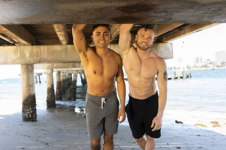 拉丁健壯的 Ricky Donovan 和硬漢 Sean 在海灘上做愛