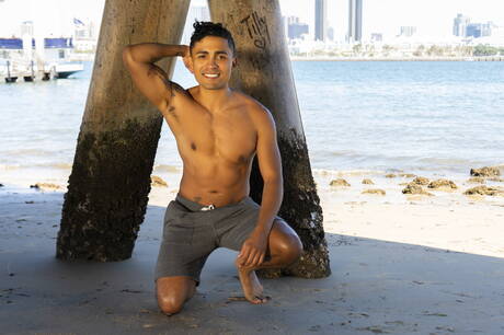 Łaciński muskularny Ricky Donovan i twardziel Sean uprawiają miłość na plaży