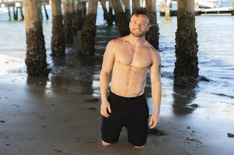 拉丁健壯的 Ricky Donovan 和硬漢 Sean 在海灘上做愛