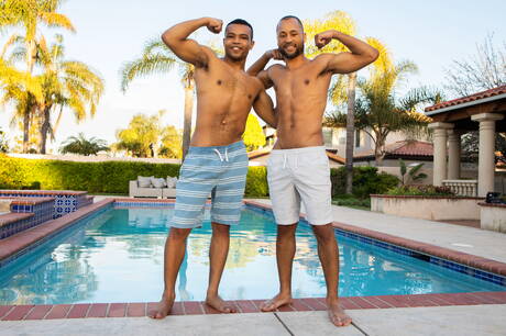 Il muscoloso Ace e il duro ragazzo di colore Xavier Zane in un duro sesso anale interrazziale in piscina