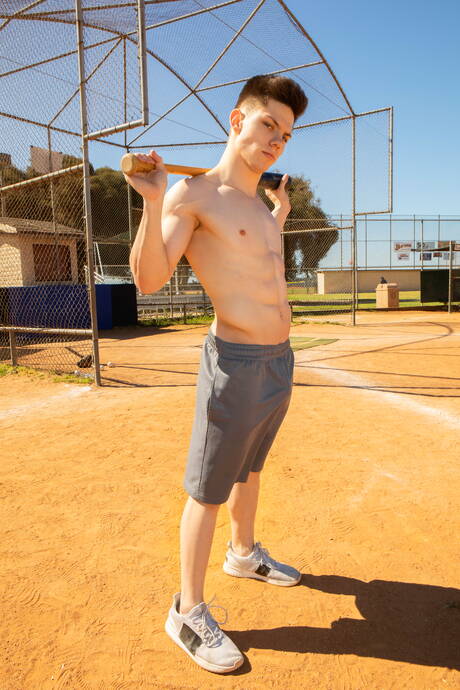 Superstudent Jack i amerykański siłacz Riley Chaux mają gorącą scenę na zewnątrz