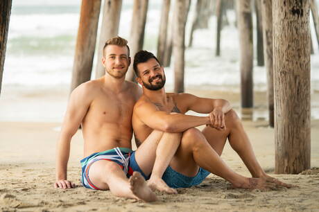 Der kräftige Amerikaner Brysen und der gut gebaute Kurt ficken nach dem Blowjob am Strand