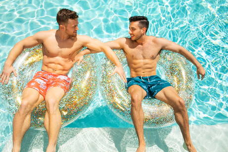 Die berühmten Amerikaner Johnny Donovan und Superhengst Manny lutschen und ficken sich gegenseitig am Pool