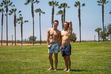 Der starke Mann Dean und der Hengst Cole lutschen und ficken sich draußen gegenseitig