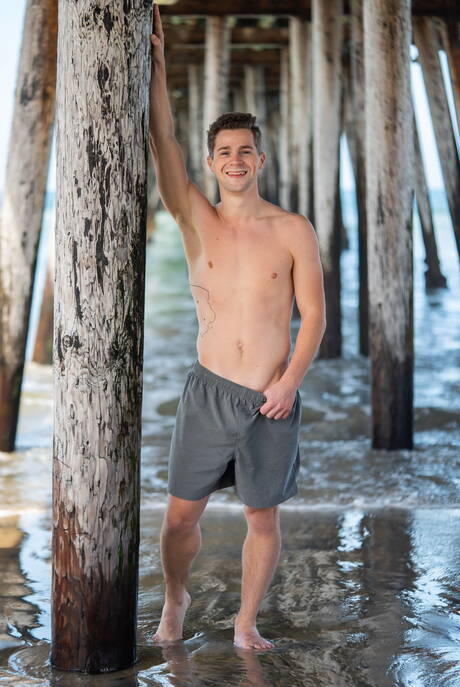 肌肉發達的羅比和大力士克萊德在海灘上進行激烈的同性戀行為