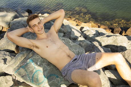 帥哥布萊克和身材魁梧的庫爾特在海灘上享受激情性愛