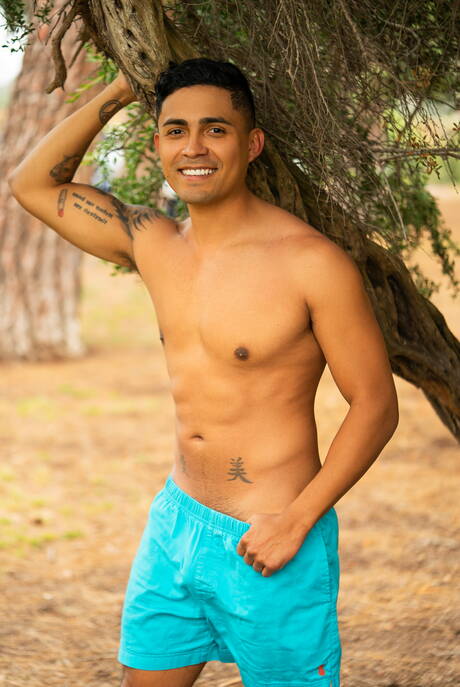 Latynoski ogier Ricky Donovan i dobrze zbudowany Brock w gorącej homoseksualnej scenie na świeżym powietrzu