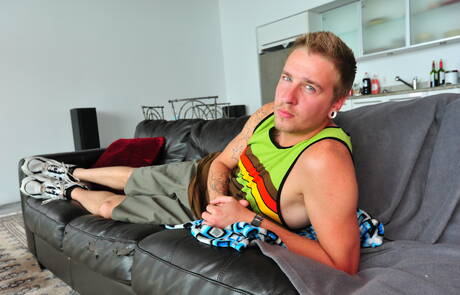 Czarny ogier Izzy James i umięśniony Seth Haas w gorącym międzyrasowym ruchaniu analnym na świeżym powietrzu