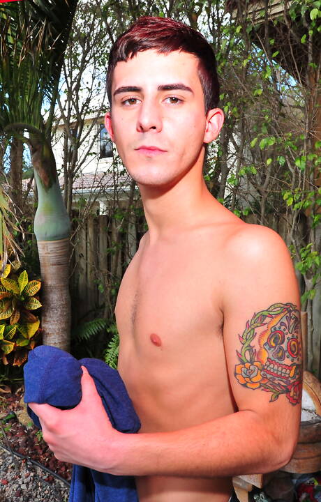 Le beau gosse noir Izzy James et le jeune Devin Dickson ont une bonne relation sexuelle anale interraciale en extérieur