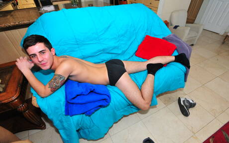 De knappe zwarte kerel Izzy James en de jonge Devin Dickson hebben een goede interraciale anale seks in de buitenlucht