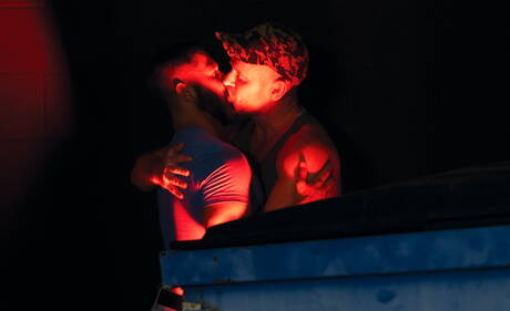 Die sexy Jungs Dominic Pacifico, Drew Sebastian und Eric The Red beim heißen Dreier-Analsex mit Fisting