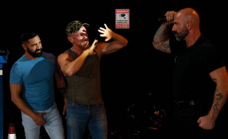 Die sexy Jungs Dominic Pacifico, Drew Sebastian und Eric The Red beim heißen Dreier-Analsex mit Fisting