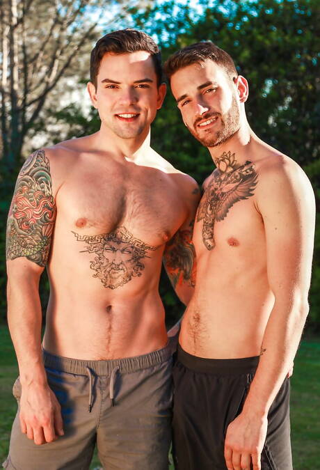 Der amerikanische Schönling Dakota Payne und der attraktive Michael Woods ficken nach dem Schwanzlutschen im Freien