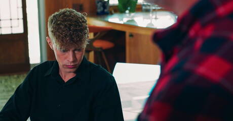 Der amerikanische Bär Dale Savage und die gut gebaute Harley Xavier bohren einen Arsch