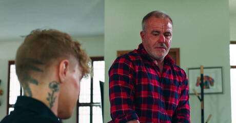 Der amerikanische Bär Dale Savage und die gut gebaute Harley Xavier bohren einen Arsch