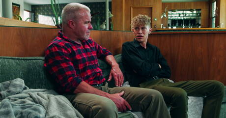 Der amerikanische Bär Dale Savage und die gut gebaute Harley Xavier bohren einen Arsch