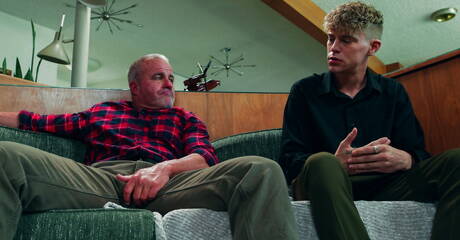 Der amerikanische Bär Dale Savage und die gut gebaute Harley Xavier bohren einen Arsch