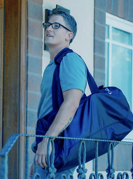 As estrelas americanas Brandon Anderson e o urso peludo Dale Savage em uma foda anal gostosa no banheiro