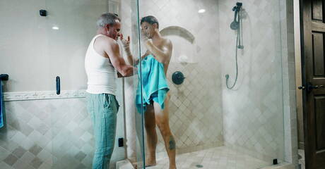 Die amerikanischen Stars Brandon Anderson und Dale Savage sind muskulös und haarig und haben einen geilen Arschfick im Badezimmer