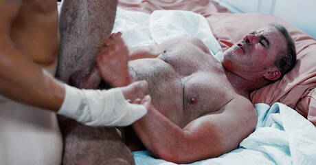 Die amerikanischen Stars Brandon Anderson und Dale Savage sind muskulös und haarig und haben einen geilen Arschfick im Badezimmer