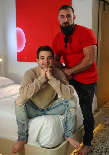 Der nette, gut gebaute amerikanische Junge Johnny Rapid und der heiße Bär Jaxton Wheeler haben heißen Analsex