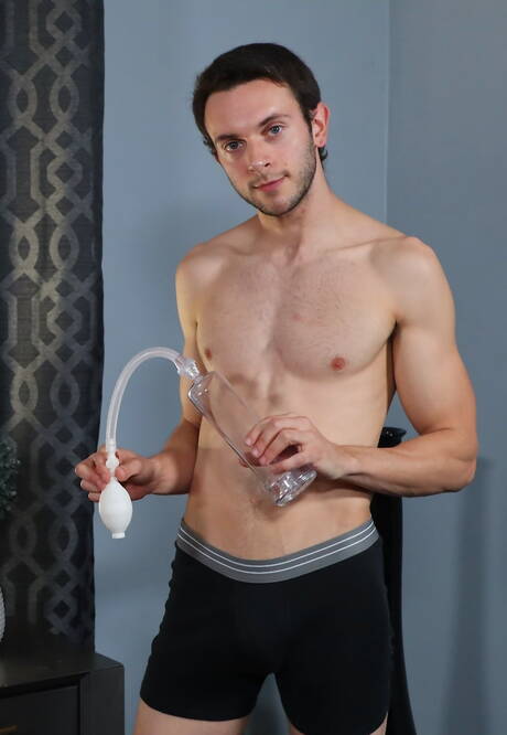 El jovencito estadounidense Izzy Danger se burla con un juguete sexual