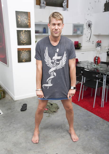 Czarny, silny byk Castro Supreme i dobrze zbudowany Braxton Bond w międzyrasowym seksie w kuchni