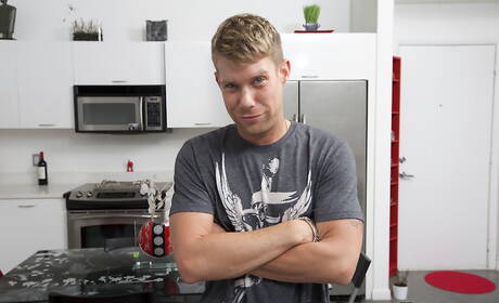 Czarny, silny byk Castro Supreme i dobrze zbudowany Braxton Bond w międzyrasowym seksie w kuchni