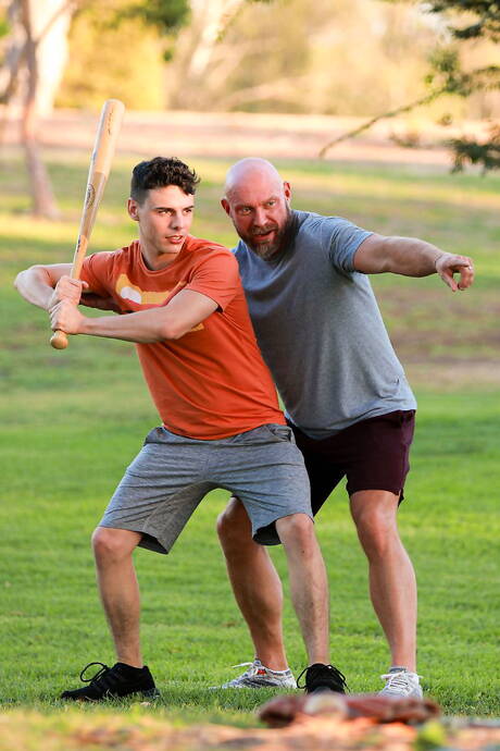 El oso maduro estadounidense Killian Knox y el chico duro Asher Day follan después de chupar la polla al aire libre