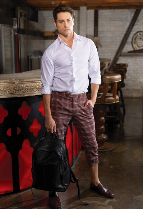 Os gostosos caras americanos Cade Maddox e Taylor Reign em sexo anal quente ao ar livre