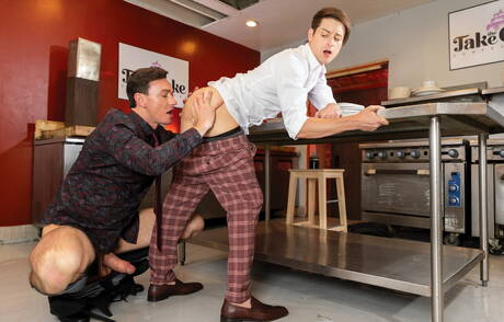 Os gostosos caras americanos Cade Maddox e Taylor Reign em sexo anal quente ao ar livre