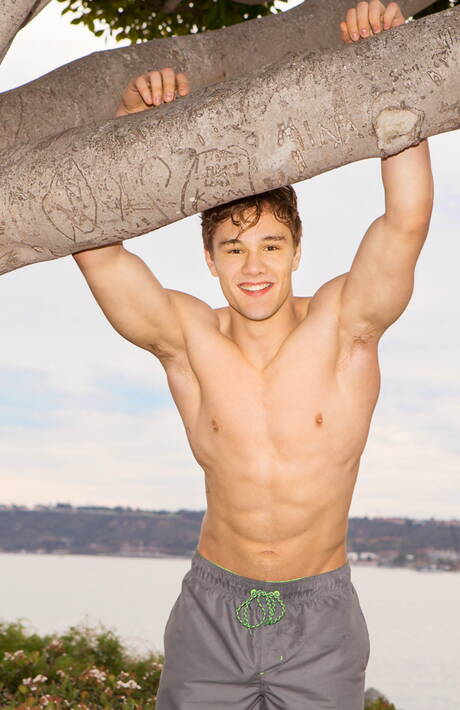 Blake musclé et le beau garçon latin Sly Conan se sucent et se baisent sur la plage