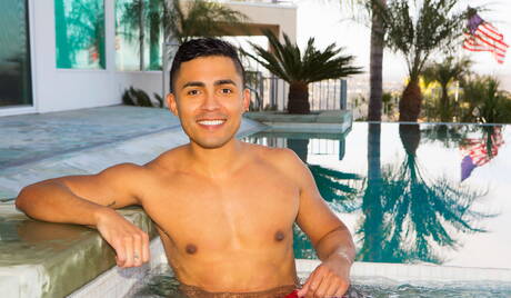 Latynoski ogier Ricky Donovan i przystojniak Kieran uprawiają seks analny na basenie