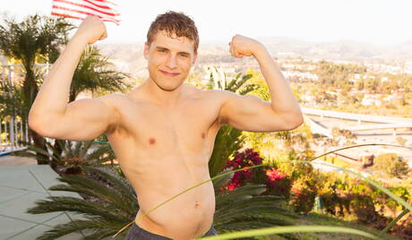 Der lateinamerikanische Hengst Ricky Donovan und der Adonis Kieran haben Analsex am Pool