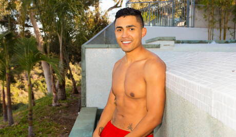 Der lateinamerikanische Hengst Ricky Donovan und der Adonis Kieran haben Analsex am Pool