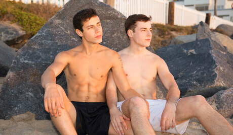 El rumano Kaleb Stryker y el musculoso Freddy tienen sexo anal en la playa